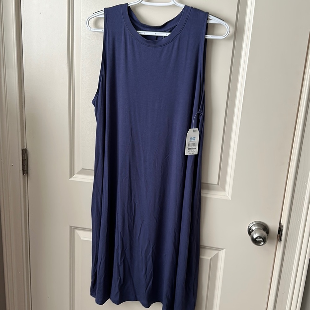 Sleeveless blue dress with pockets